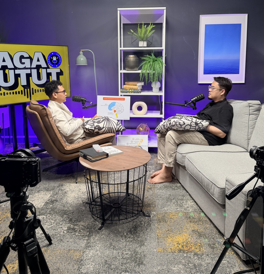 Zamani alMuflih dalam rakaman Podcast Laga Lutut